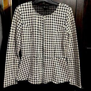 Seduction zipper up long sleeve top, size M, black and white.